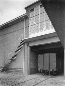 43821 Gezicht op een gedeelte van het fruitkoelhuis op het terrein van het Gebouw voor Groenten- en Vruchtenveilingen ...